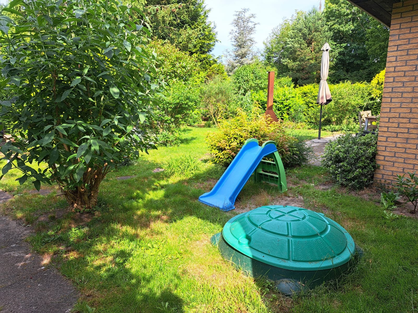 speelhoek blauwe boshuis zandbak glijbaantje