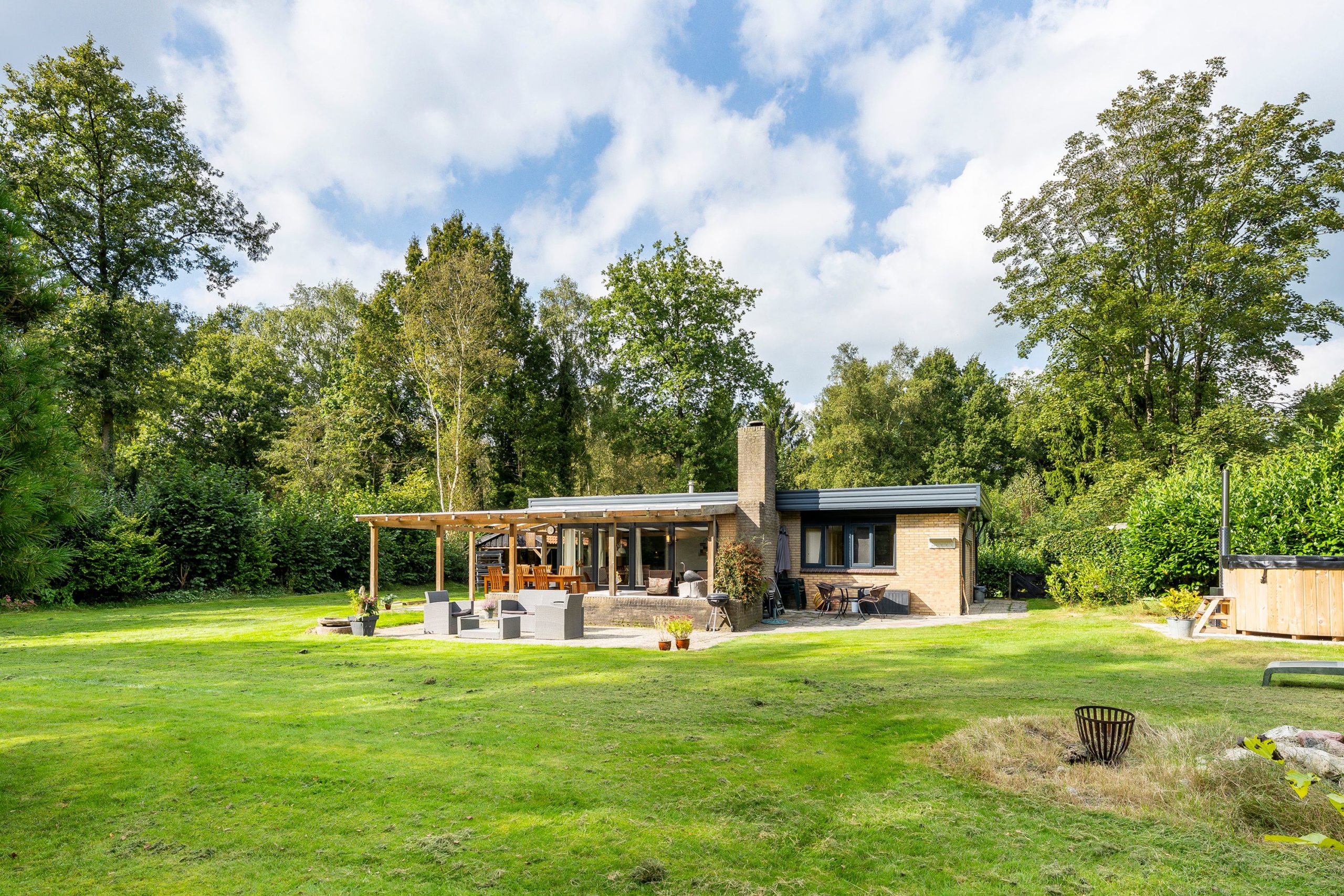 hermelijn-3-aanzicht-tuin-achterzijde-vanaf-rechts