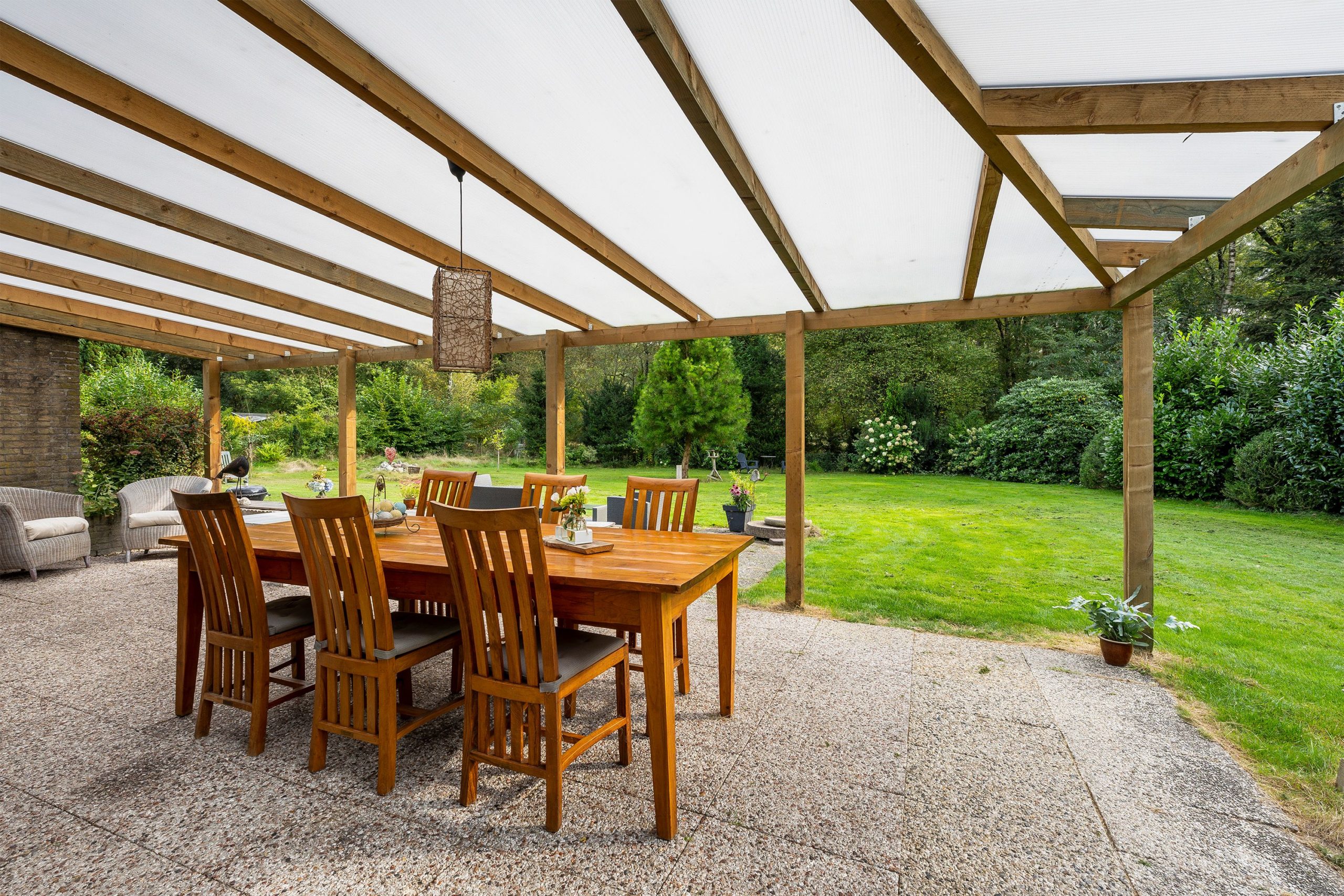 hermelijn-3-veranda-eettafel-de-tuin-in-binnen-buiten