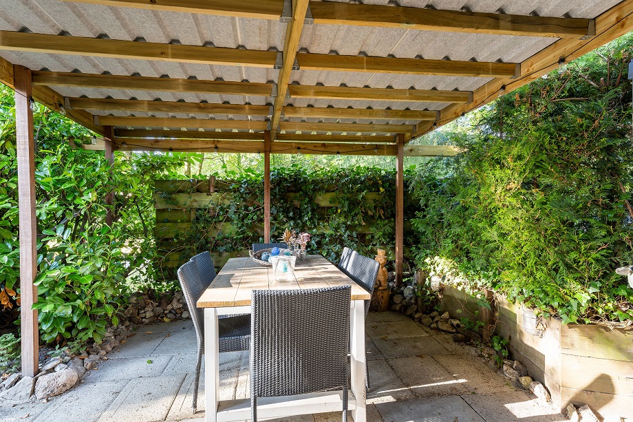 Privé veranda van vakantiehuis Drenthe, Het Blauwe Boshuis van LeukPlekje.nl