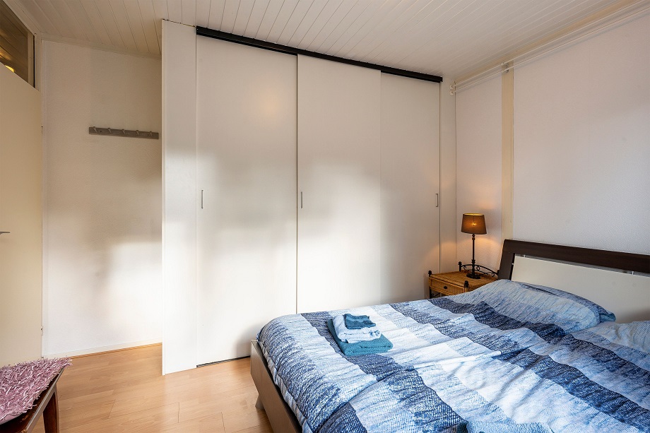 Slaapkamer met tweepersoonsbed in bungalow Het Blauwe Boshuis van LeukPlekje.nl