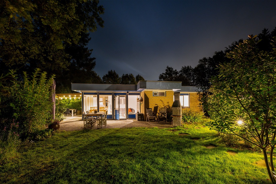 Het blauwe Boshuis bij nacht. Geniet van de rust en heldere hemel op eigen terras