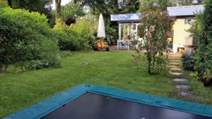 blauwe-boshuis-met-trampoline